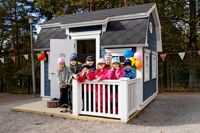 Bjurböle daghem, invigning av uppiffad gård, Från vänster: Mathilda Wiksten, Noah Miettinen, Mymlan Nyholm, Tobias Wiksten, Ava Weckström, Isabelle Nyholm, Emma Sundström och Otto Weckström.