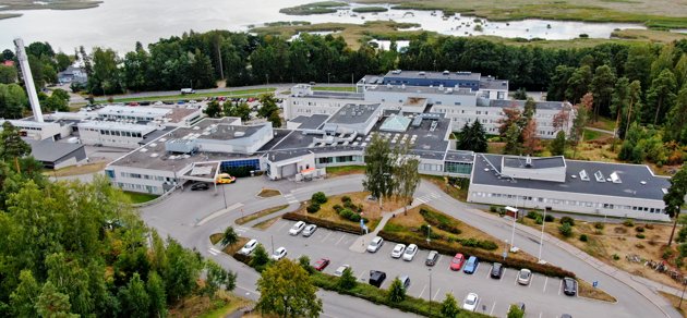 Det ska sparas inom Borgå sjukhus, men också inom välfärdsområdets verksamhet. Det är många tiotals miljoner euro som saknas.