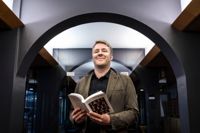 Torsten Fagerholm har klarat av den första delen av modersmålsprovet och är helt nöjd med de två texter han skrev under förmiddagens tre provtimmar.