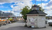 Biljettkiosken står på Hagnäskajen i Helsingfors.