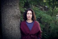 Lisa Röstlund arbetar som grävande reporter på Dagens Nyheter. I juni utkom hennes bok Skogslandet – en granskning som blottar konsekvenserna och motsättningarna som präglar skogsbruket i Sverige.