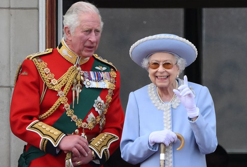 Prins Charles, 73, blir kung i Storbritannien efter Elizabeth. Här står mor och son på balkongen till Buckingham Palace under drottningens födelsedagsfirning.