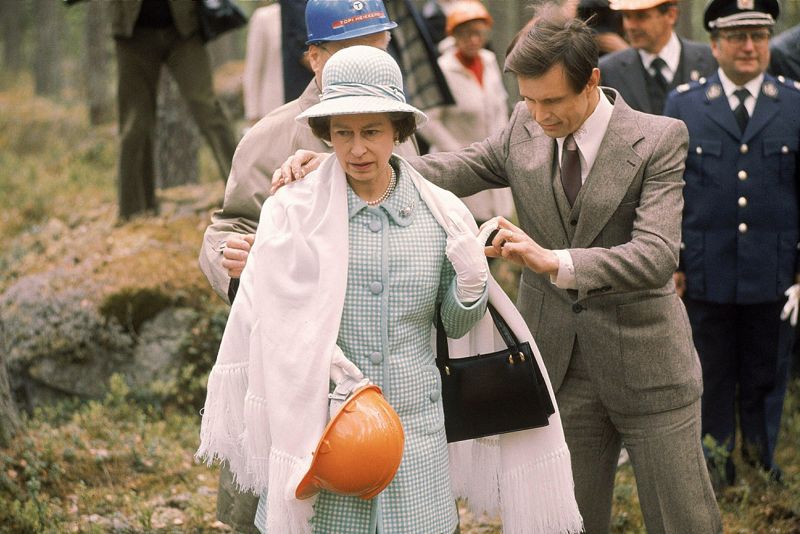 Drottning Elizabeth II gjorde sitt första statsbesök till Finland 1976. Skogsturen föll henne inte riktigt i smaken.