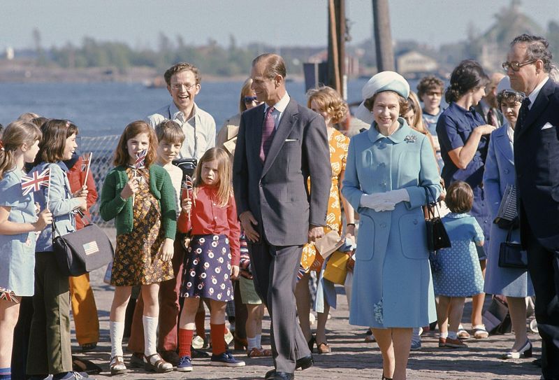 Elizabeth II och prins Philip var gifta från 1947 fram till prins Philips död 2021. Här återvänder kungaparet från en seglats under Finlandsbesöket 1976.