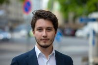 Joel Elmaci är ordförande för Beväringsförbundet. Försvarsmakten måste ta ansvar för att pennalism inte sker alls, och man måste ha bättre planer för att hindra att beväringarna blir instängda under långa tider, säger han.