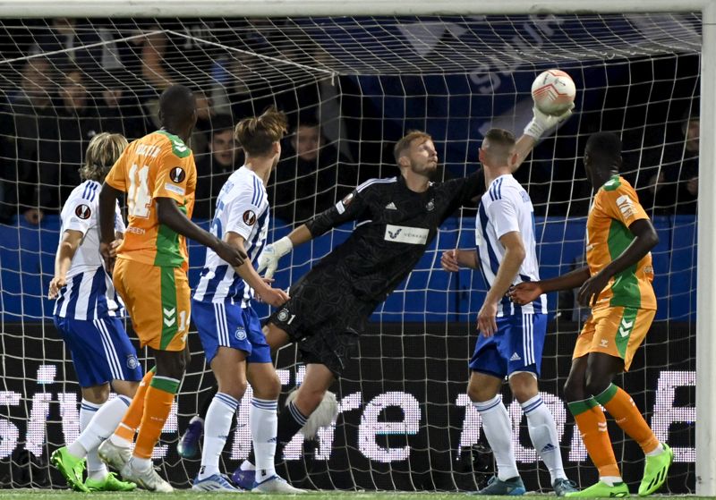 Conor Hazard var utmärkt mellan HJK:s stolpar.
