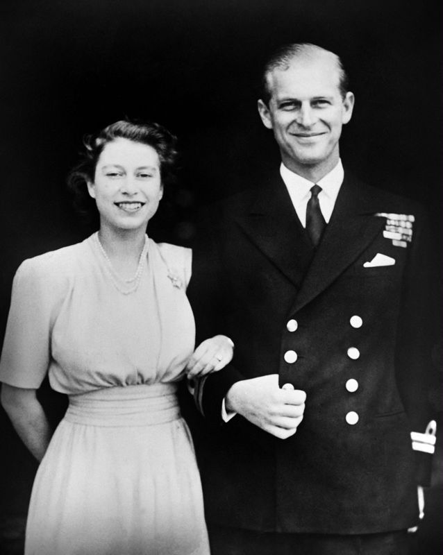 Drottning Elizabeth II och prins Philip efter sin förlovning.