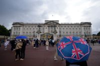 Människor samlas utanför Buckingham Palace i centrala London under torsdagseftermiddagen.