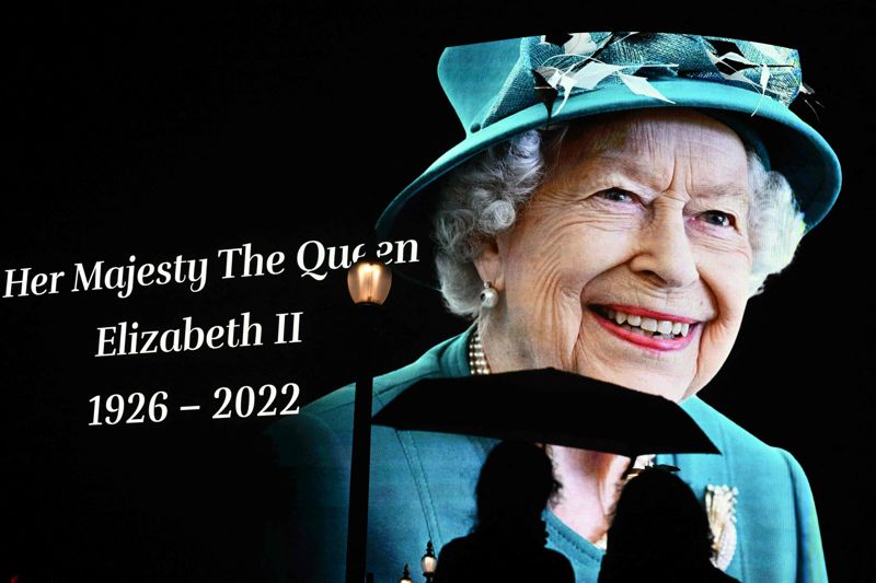 I London hedras drottning Elizabeth II minne på Piccadilly Circus