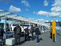 Där långfärdsbussarna i dag startar vid Helsingfors-Vanda flygplats ska Vandaspåran i framtiden ta sig upp till flygplatsens nya terminalbyggnad om vandapolitikerna besluter sig för att bygga spårvägen.