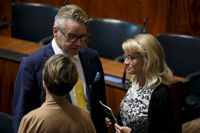 Kristdemokraternas Peter Östman, Sari Essayah och Päivi Räsänen samtalar under riksdagens plenum.