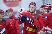 Ilari Melart i samspråk med lagkamraten Iiro Pakarinen inför ligastarten i ishockey.
