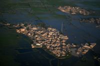 Utkanten av staden Sukkur i södra Pakistan den 9 september. 1500 personer har dött efter översvämningarna och monsunregnen som plågat Pakistan i över en månad.