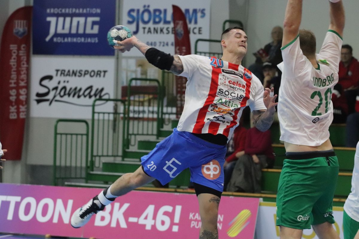 Nico Rönnberg var sin vana trogen effektiv i målskyttet, men det räckte inte för att BK-46 skulle vinna premiärmatchen mot Cocks.