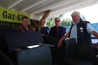 Lena Selén, Sonja Bäckman, Kalervo Kaarre och Berndt Gottberg är involverade i temahelgen. Här fotograferade vid ett fordon som finns vid Degerby Igor.