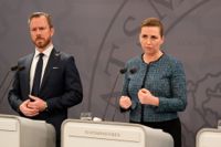 Venstres ledare Jakob Ellemann-Jensen (vänster i bild) kräver tillsammans med fem andra oppositionsledare att statsminister Mette Frederiksen (S) utlyser ett val på direkten. Arkivbild.