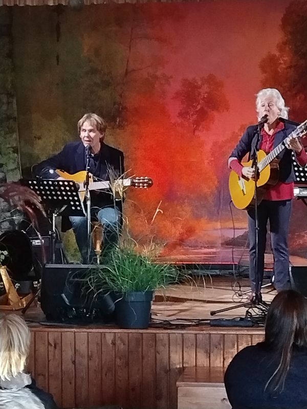 Tom"Wimsy" Salomonsen och Carita Holmström bjöd på njutbar egen musik och egna texter som berörde. Wimsy blandade både humor och känsla.