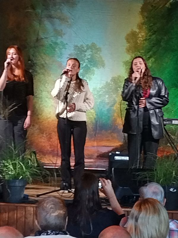 Luciatrio anno 2019 Lisa Rönnberg, Elvira Illman och Matilda Klemets bjöd på fin stämsång till toner av Abba med Kalle Katz på piano.