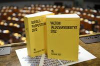 Nästa års statsbudget uppvisar ett underskott på 8,1 miljarder euro. Staten fortsätter att skuldsätta sig.