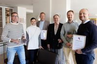 Från vänster Andreas Frankenhaeuser, Janica Johansson och Petri Tykkä från invånarföreningen, Salvus ordförande Kimmo Kajaste, i mitten, och Erkka Hirvonen och Arttu Hirvonen från hotell Runo.