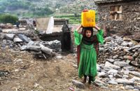 En afghansk flicka bär vatten i sina hemtrakter. Efter maktkuppen i Afghanistan har folket inte mycket att säga till om och i synnerhet kvinnors och flickors mänskliga rättigheter kränks djupt. Två tredjedelar av världens befolkning lever i länder som inte är demokratiska.