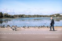 En man njöt av värmen under sin promenad runt Tölöviken under måndagen.