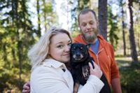 Jessica Broman-Vikström och Mikael Vikström hoppas kunna få gemensamma barn med hjälp av en surrogatföderska. Hunden Nuno är en hittehund.
