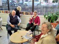 Från vänster Magnus Landtman, Benita Ahlnäs och Solveig Landtman var de första att komma och hälsa på på vår redaktion.