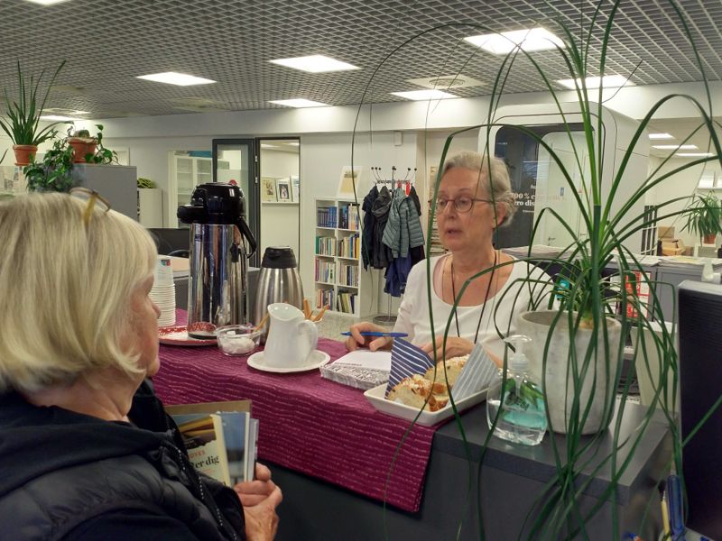 Chefredaktör Helén Kurri hade fullt upp med att diskutera nyhetstips och sälja dialektprodukter.
