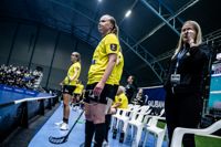 Nyförvärvet Daniela Westerlund (bakgrunden), fixstjärnan Ella Sundström och nya chefstränaren Tiia Ukkonen är redo för F-ligasäsongen 2022-23.
