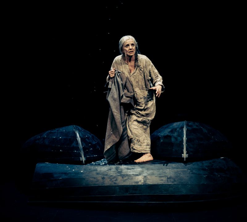 Ylva Ekblad har en stark scennärvaro trots att hon för det mesta är stum på scenen.
