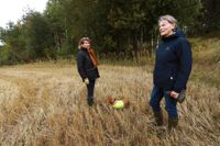 Carita Wallgren-Lindholm och Eva-Lisa Heinrichs oroar sig för att deras närmiljö förstörs av den planerade skrotcentralen.