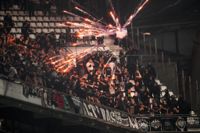Olympique Marseille-supportrar sköt fyrverkerier mot Frankfurts tillresta supportrar på läktarplats på Stade Vélodrome. Vissa Frankfurtfans bjöd på nazisthälsningar.