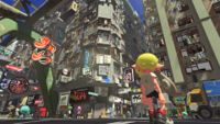 Splatsville heter det nya Hong Kong-inspirerade navet där man kan möta andra spelare och byta utrustning mellan de kladdiga upptågen.