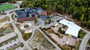 Den nya idrottshallen planeras på bergskullen bakom den nuvarande idrottshallen.