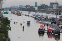 Översvämning i oktober 2011 i staden Ayuthayanorr om Bangkok i Thailand.
