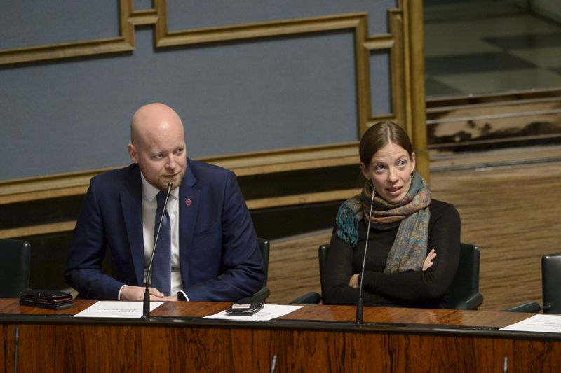 Vänstern har krävt ändringar för att gå med på lagen, men statsminister Sanna Marin har sagt att gemensamma spelregler ska följas då det gäller stödet för lagen i riksdagen. Ordföranden för riksdagsgruppen Jussi Saramo och partiordföranden Li Andersson i plenum på onsdagen.