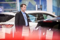 Johan Lindberg anser att samhället borde satsa mer på laddningsinfrastruktur för elbilar. Det anskaffningsstöd som getts hittills har gynnat bara dem som har möjlighet att ladda till exempel hemma, påpekar han.