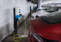 Med de upptrissade elpriserna är det dyrare för elbilsägare att ladda sin bil hemma än ute på stan. Medan det kan kosta över 30 cent per kilowattimme hemma, plus elöverföringsavgift, så kan man i bästa fall ladda bilen gratis vid affären.