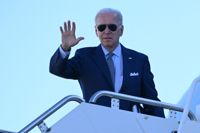 USA:s president Joe Biden stiger på Air Force One den 14 september 2022. Genbild. 