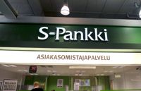 Polisen misstänker att S-bankskunder utsatts för drygt 50 betalningsmedelsbedrägerier och 150 dataintrång under våren och sommaren. Det har varit möjligt på grund av en sårbarhet i nätbanken.