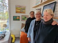 Eva Sundman (längst bak), Tuula Kakkonen och Carola Hägg är tre av totalt tjugofem konstnärer som ställer ut sina verk i en privat utställningslokal på Vessö. 