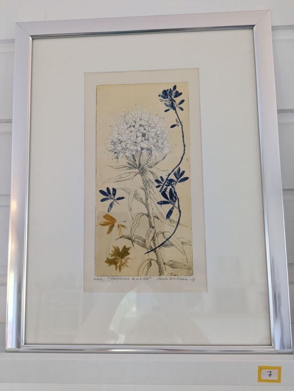 Tuula Kakkonens bidrag i den här utställningen är en grafik. " Jag deltar varje onsdag förmiddag i Konsfabrikens grafikverkstad, för det här är sådant man inte kan göra hemma eftersom det krävs mycket utrustning och kemikalier."