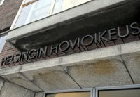 Helsingfors hovrätt menar att mannen var aktivare i fallet där en irakisk mans död på falska grunder hävdades vara död. Kvinnan får sitt straff sänkt.