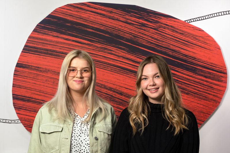 Iris Anttila och Vera Strandberg har fått en djupare förståelse för varför man gör saker på ett visst sätt inom småbarnspedagogiken och reflekterar mycket över arbetet. – Man lär sig hela tiden nya saker inom yrket, säger de.