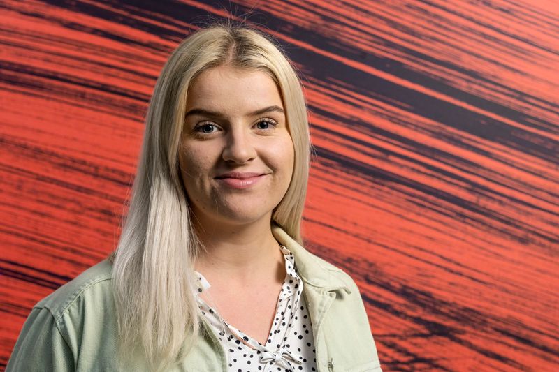 Iris Anttila gillar att läraryrket innehåller klara rutiner, men också ger rum för spontanitet och mångsidiga dagar.
