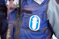 Polisen har nu gripit föraren som körde på en motorcyklist i går kväll.