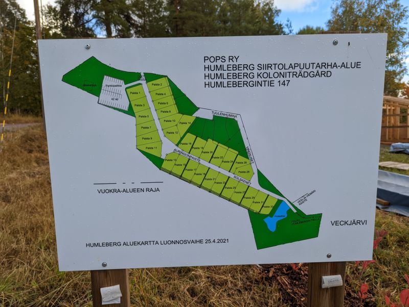 Enligt uppgifter på Pops webbplats finns det plats för ett sextiotal små fritidshus i Humleberg koloniträdgård.