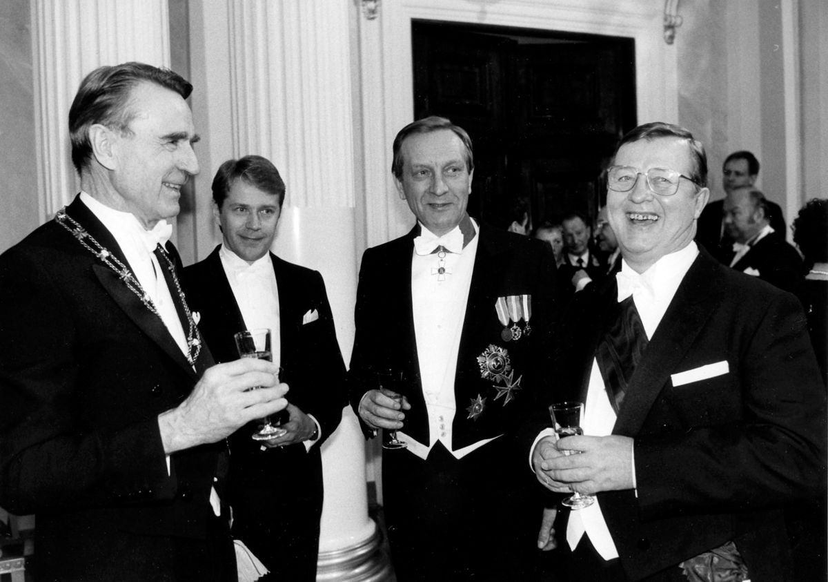 Kalevis Sorsa (längst till höger) är Finlands långvarigaste statsminister. Under Mauno Koivistos första presidentperiod fram till 1987 var Sorsa enligt Henrik Meinanders nya biografi över honom rentav den mest inflytelserika politikern. På bilden Koivisto längst till vänster, i bakgrunden Matti Ahde och Harri Holkeri.