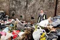 Marika Makkonen på Rosk’n Roll säger att sorteringen av avfall kan vara rätt så komplicerad. Till exempel kan rena livsmedelsförpackningar sorteras separat men om de är smutsiga hör de hemma i blandavfallet.